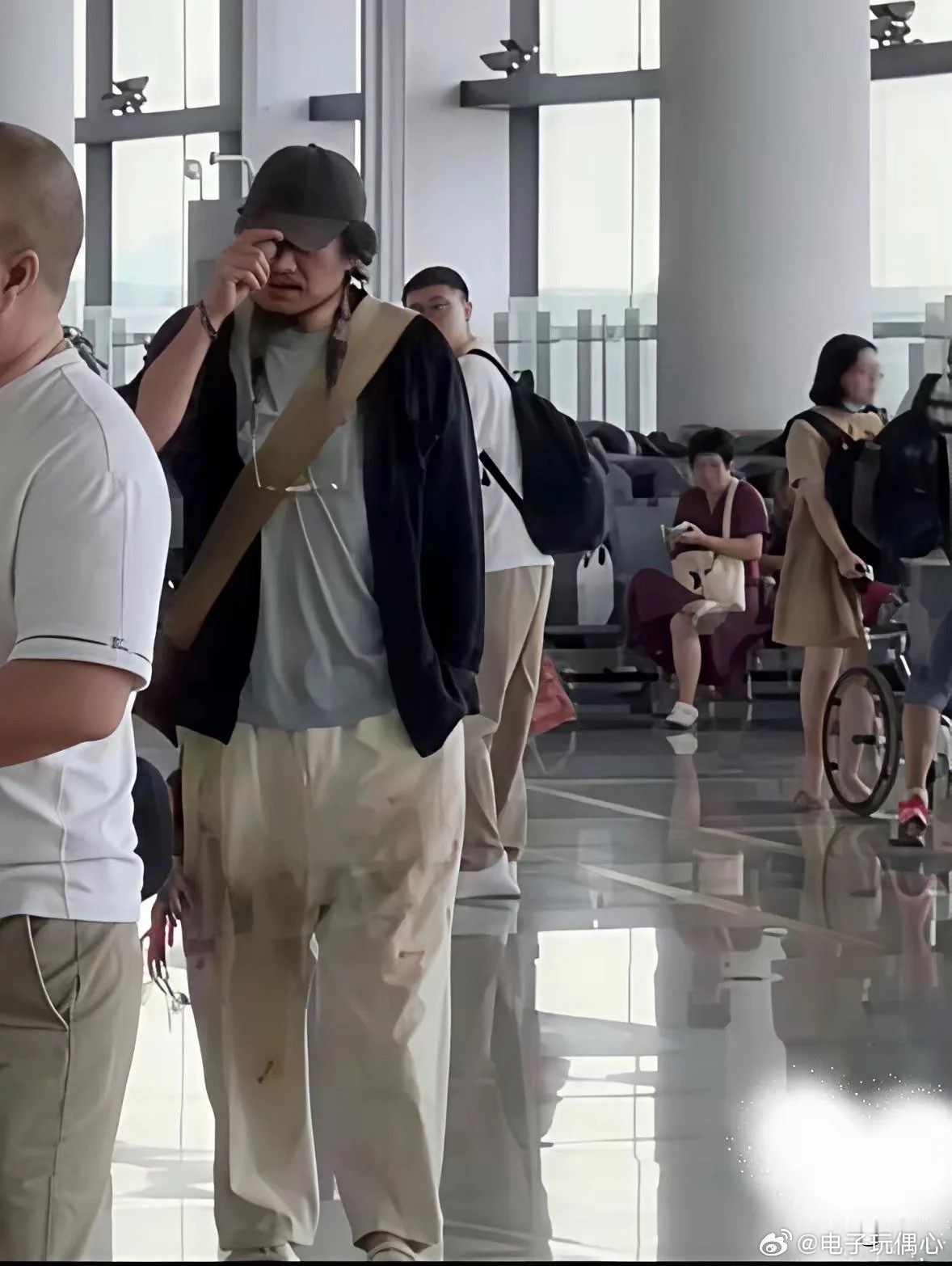 你以为他是个流浪汉，实际上人家穿的是巴黎世家