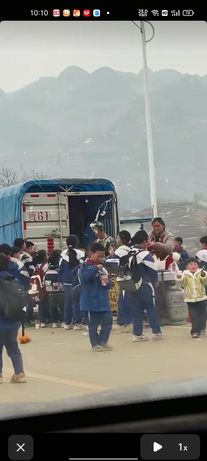 3月13日，贵州六盘水。网友晒视频表示，卖棉花糖的老板因制糖不熟练，棉花糖到处乱