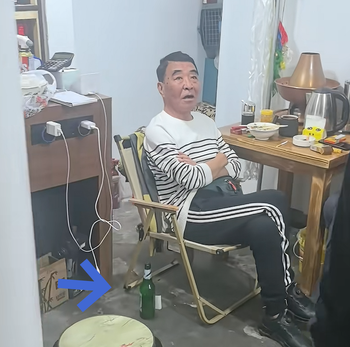 被追债百万的老戏骨王双宝近况有点“惨”！独自坐在饭店内，店内杂乱不堪，架子上摆