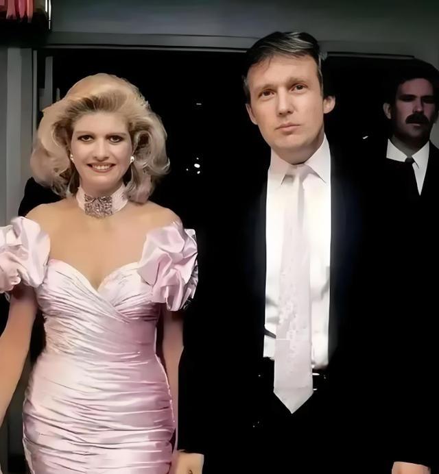 1976年，纽约华尔道夫酒店的餐厅里，金发女人正用流利的法语谈判。对面的唐纳德