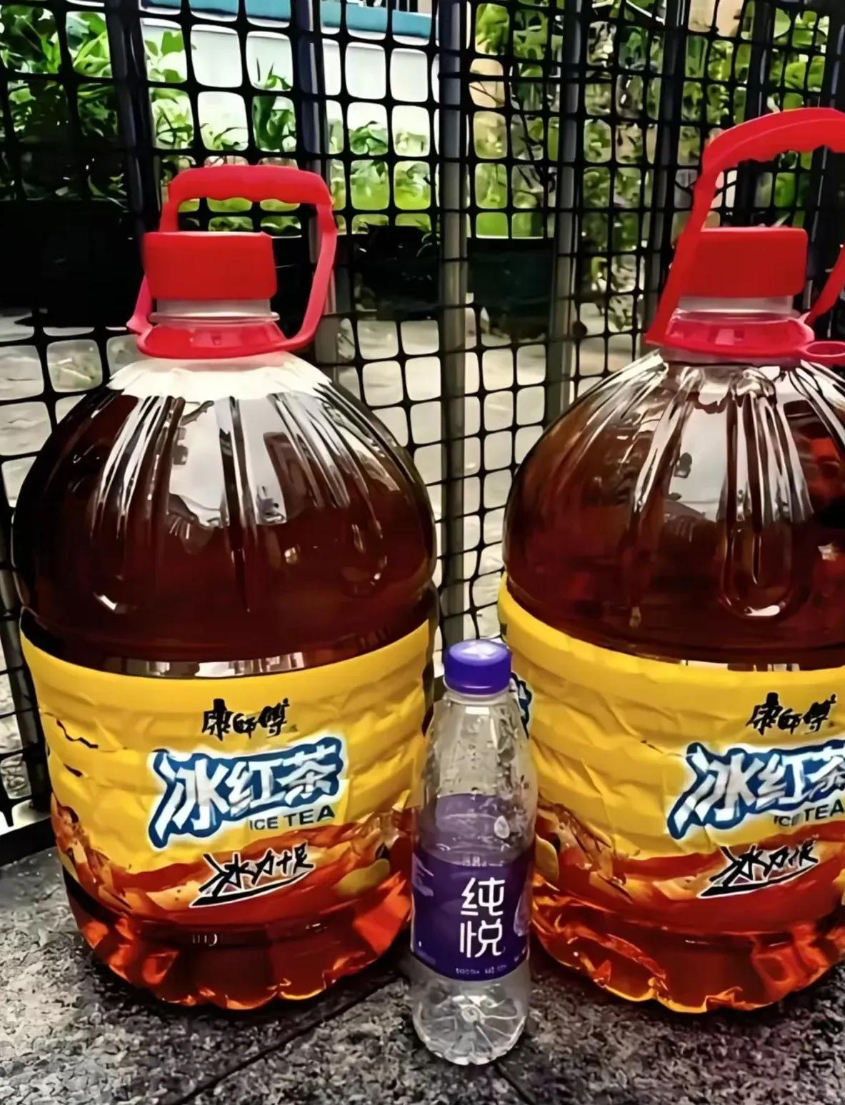 我问包工头，为什么冰红茶能在工地封神？包工头拧开1升装的冰红茶猛灌半瓶，