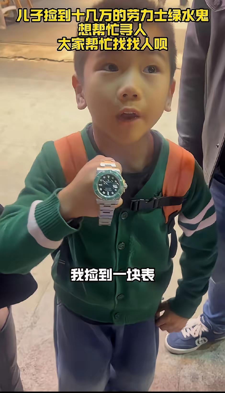 🌛湖北武汉，一个小男孩跟着妈妈在饭店吃饭，吃到一半，眼尖的孩子忽然在角落里