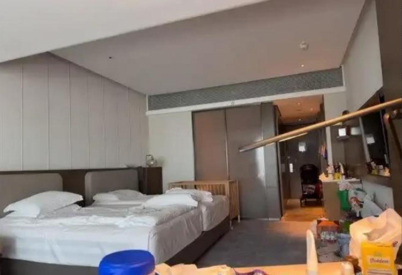 “有钱真任性！”6月13日，上海一位母亲每天带着孩子入住五星级酒店，每日餐饮无需