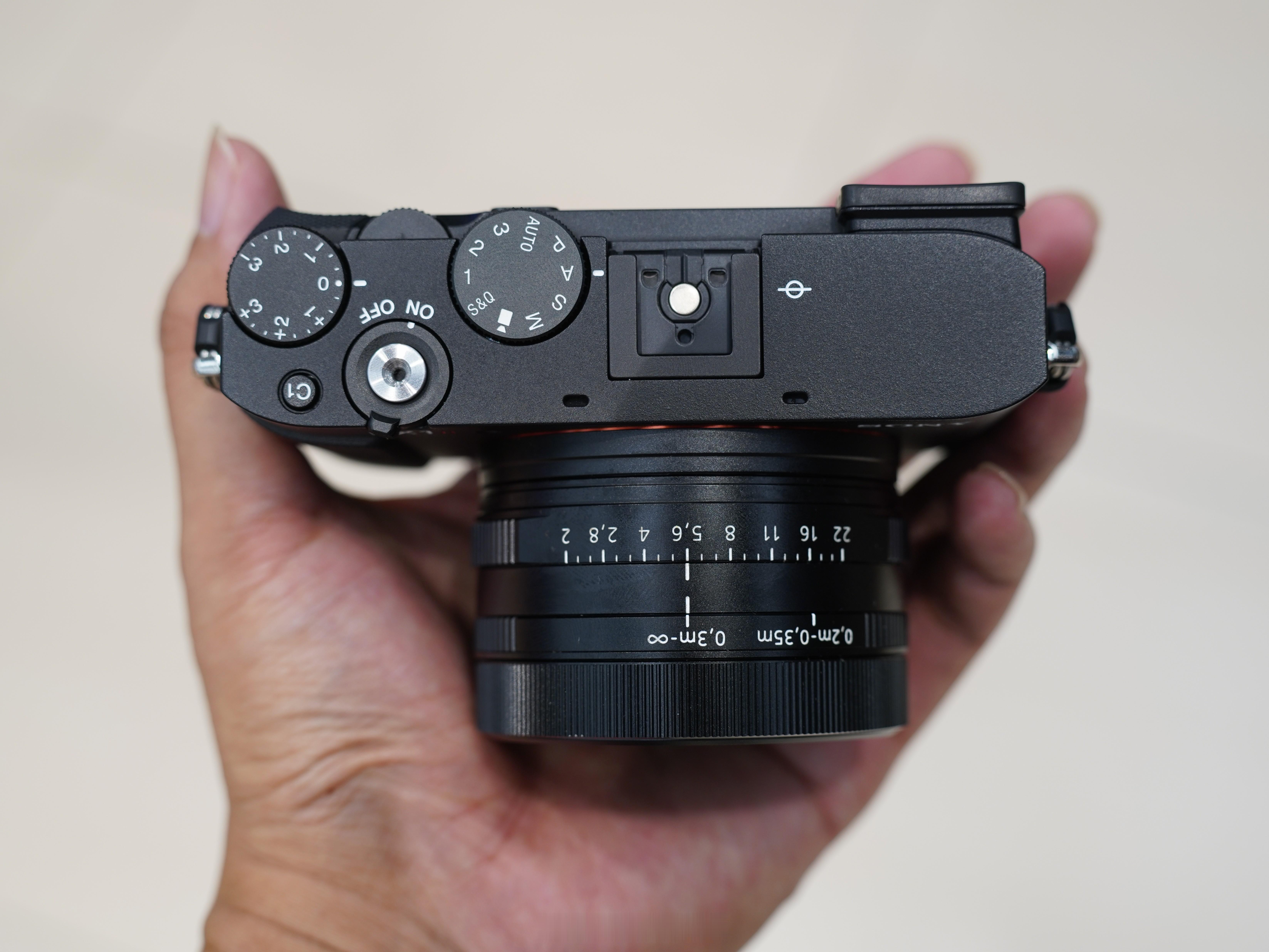 我寻思着，哈苏X2DII的这块OLED屏幕，成本也就几十刀，索尼哪怕全系标配，