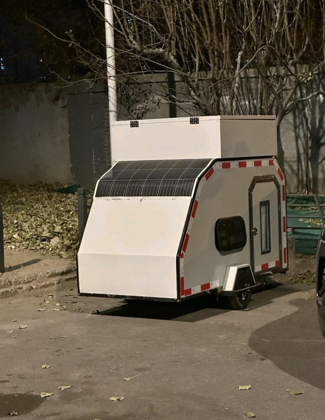 北京网红打卡点，外卖小哥的电动车拖挂房车