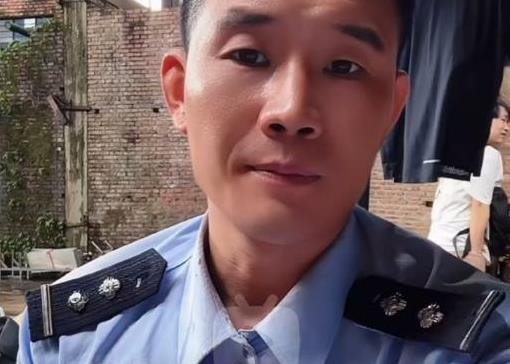 嘎子谢孟伟的胆子是越来越大了。近日，竟然还敢在直播间穿“警服”带货还骂人。这