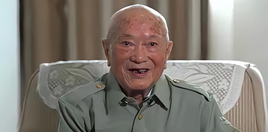 1979年廖汉生视察部队，见到贺龙外甥当场皱眉：打了一辈子仗，级别竟这么低？