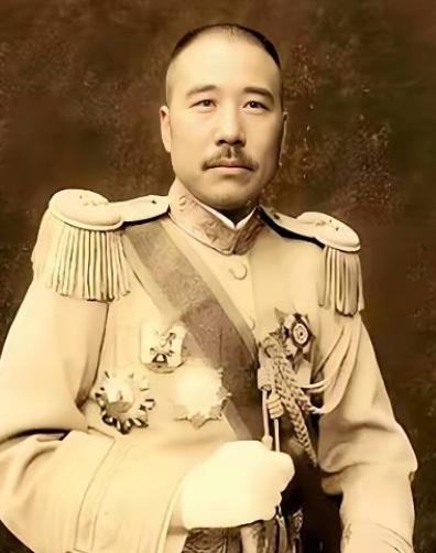 1925年，张宗昌请张作霖吃饭，满屋子小老婆陪酒。老张几杯下肚，眼睛黏在丫鬟李兰