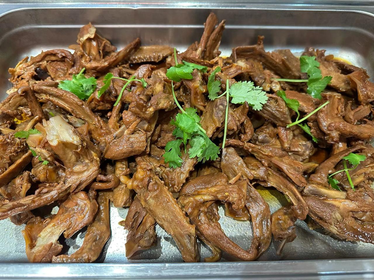 小区门口新开了一家自助餐店，20元/位，你觉得值吗？个人觉得，如果是一个人
