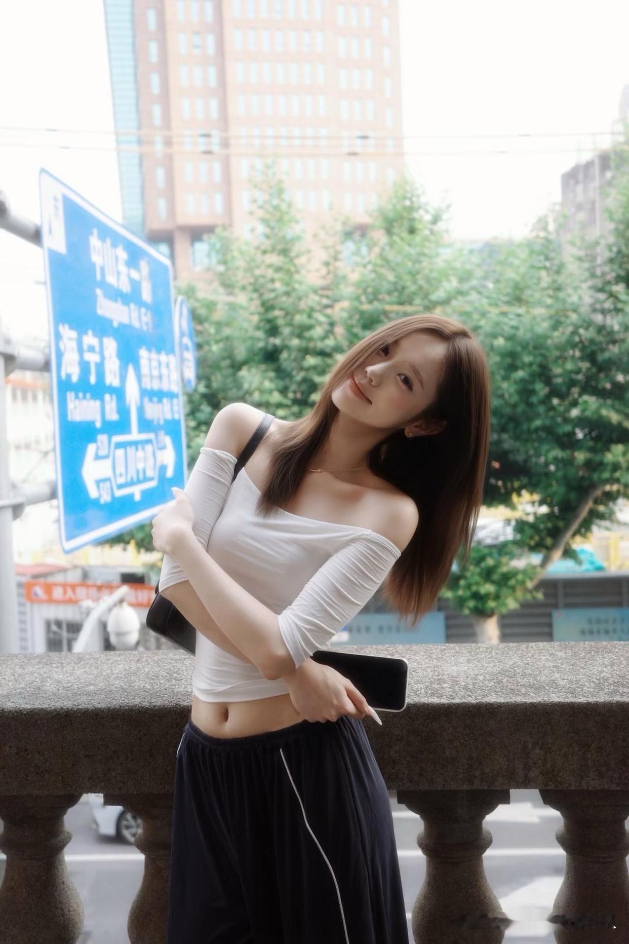 都市少女，微风轻拂，享受阳光的午后时光。