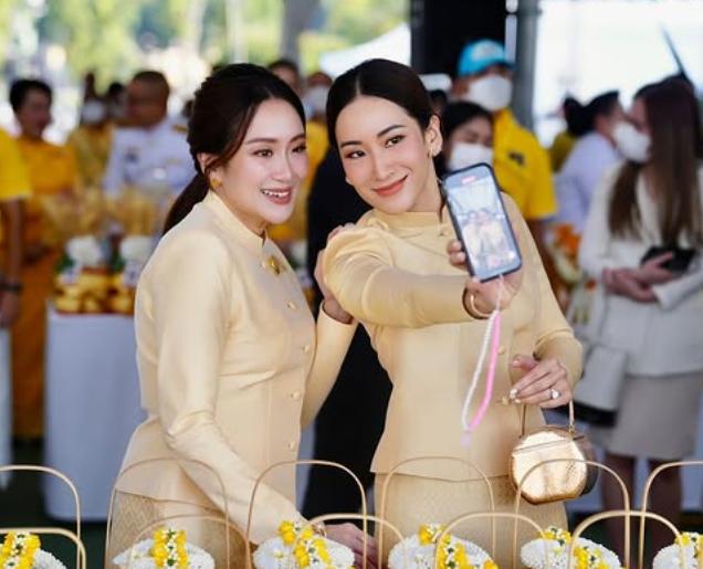 虽然他信逃过了一劫，但是女儿佩通坦，没有保住总理的位置。他信因为冒犯君主，险些