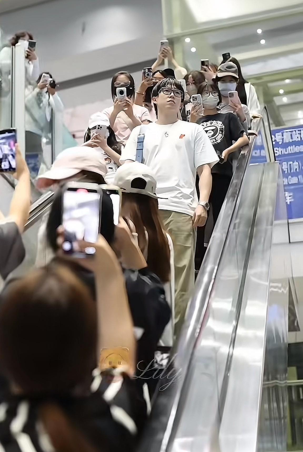 这就是王楚钦说的，他去哪哪就是景吧，这些代拍不是真正的粉丝，给运动员点空间吧，王