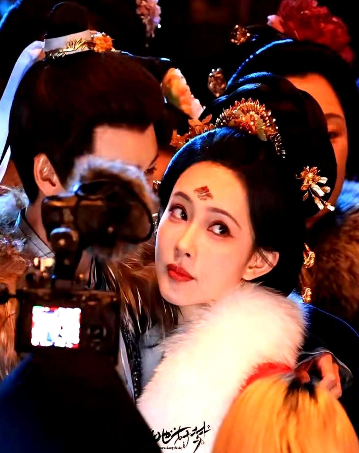 连续4天，深夜同返一个小区，助理走后，李昀锐熟门熟路刷开孟子义家单元门。别演了