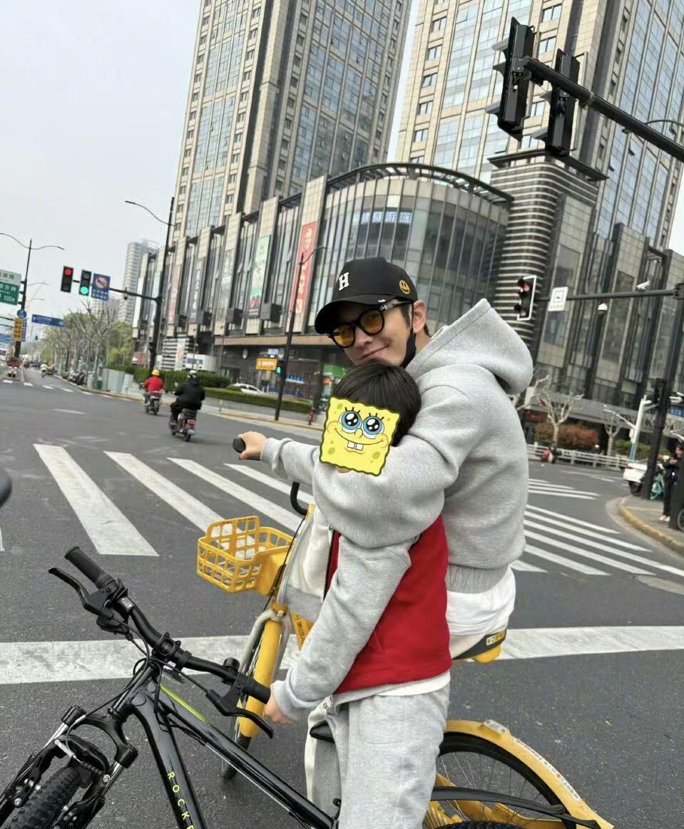 黄晓明，知错就改！黄晓明自己也没想到，晒一下自己和9岁儿子小海绵骑自行车的照片