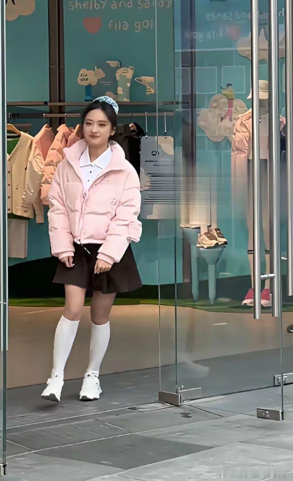 终于知道为啥有人觉得沈月不美了原因就在于沈月的脸确实不错，但是她的身高和身材真的