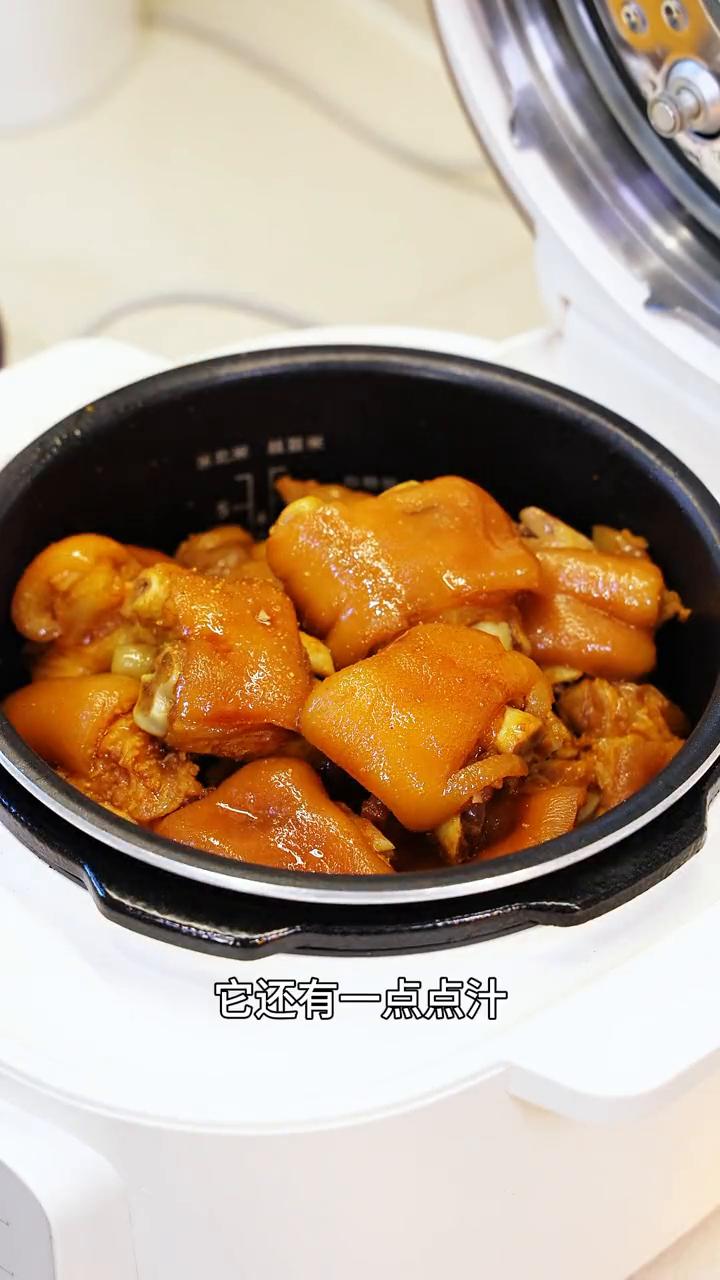 猪脚闻起来好香，猪脚酱做好好吃，又香又q。放凉了之后拿当零食吃很好吃的。·猪脚