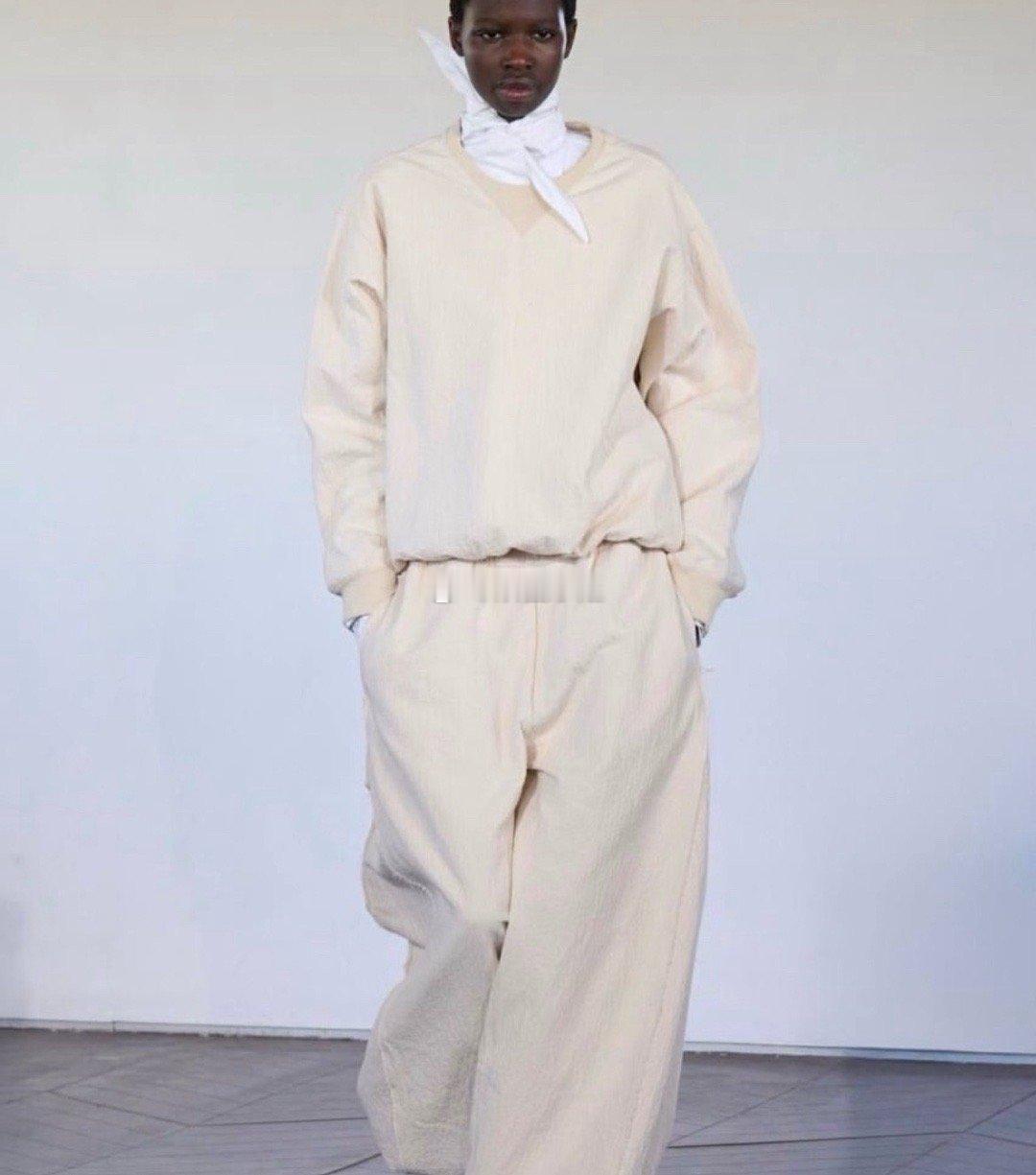 云上舞白｜柔软针织潘通年度色“云上舞白”，一种呼吸般的白，不张扬，却自带静谧力量