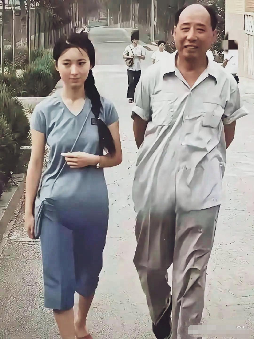 照片中是87版电视剧《红楼梦》中林黛玉的扮演者陈晓旭，戏外青涩的陈晓旭麻花辫搭在