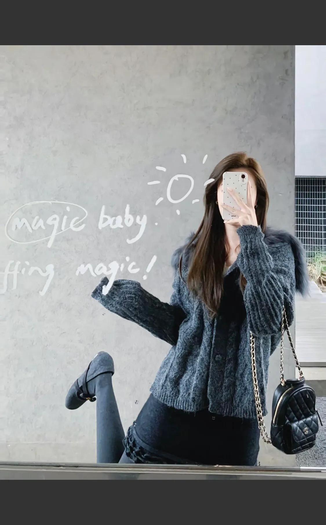 简约风穿搭指南：灰色毛衣+黑色短裙+黑色丝袜，时尚又保暖！