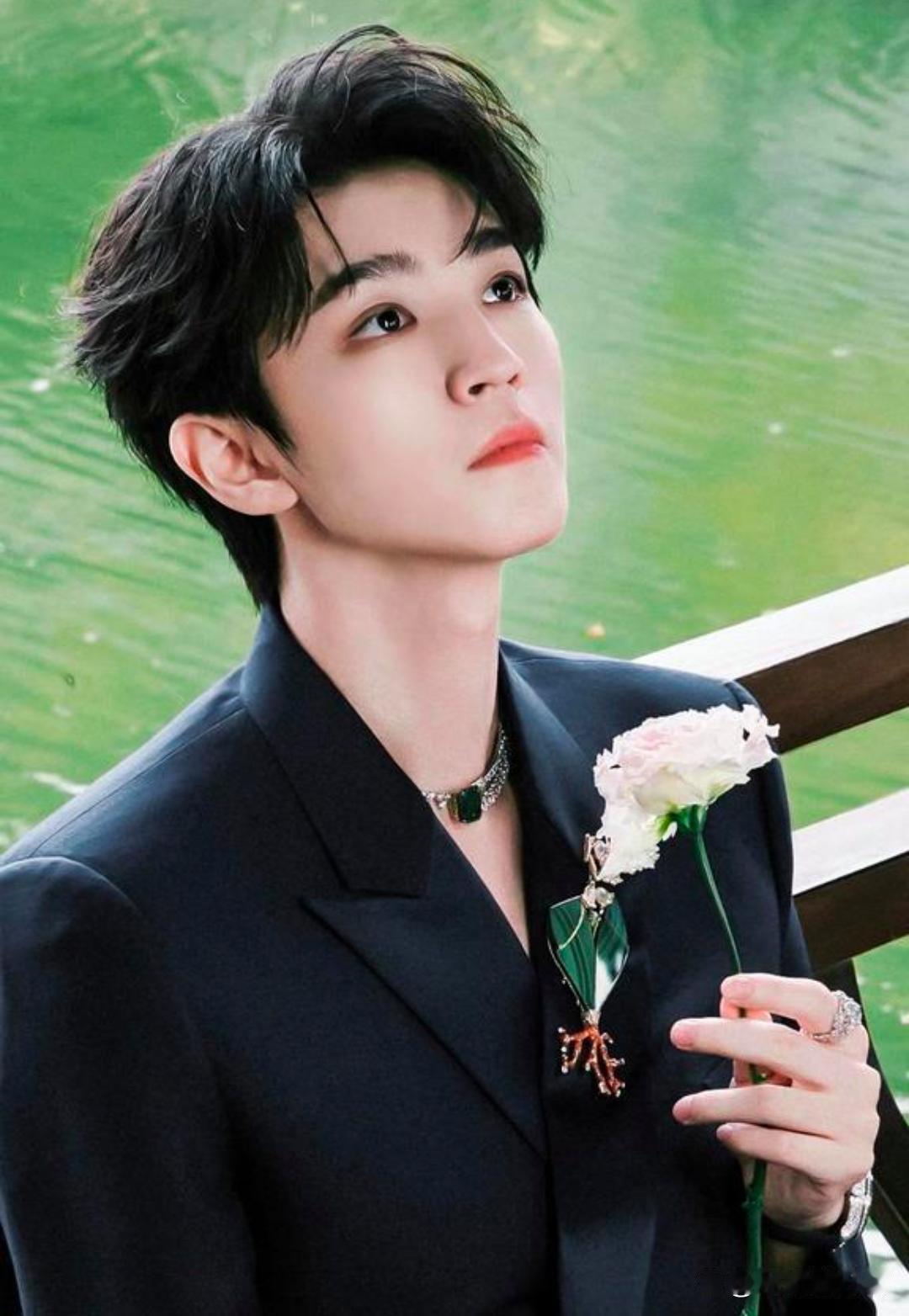 1.《奔跑吧》节目组并不会轻易放走白鹿，这档综艺属于她含金量很高的常驻资源，整