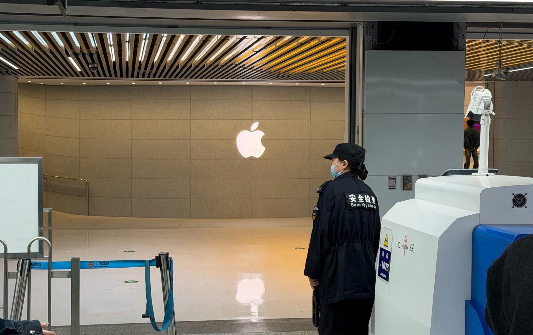 怼着地铁门开的新苹果商店