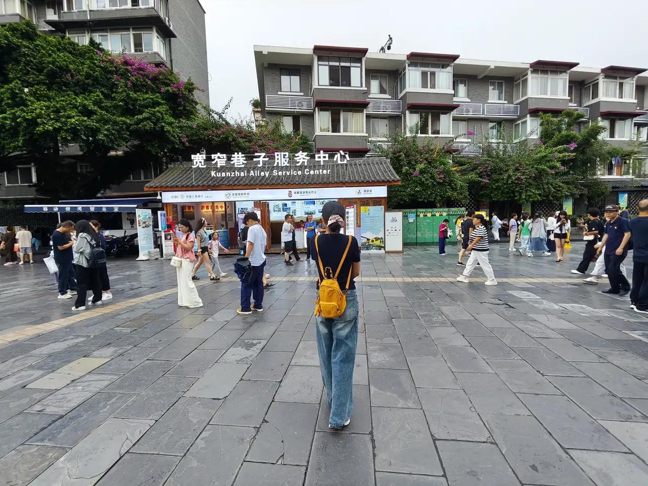 宽窄巷子号称是成都的会客厅，它承载着这座城市的温暖记忆，是历史与现代的交融，宽巷