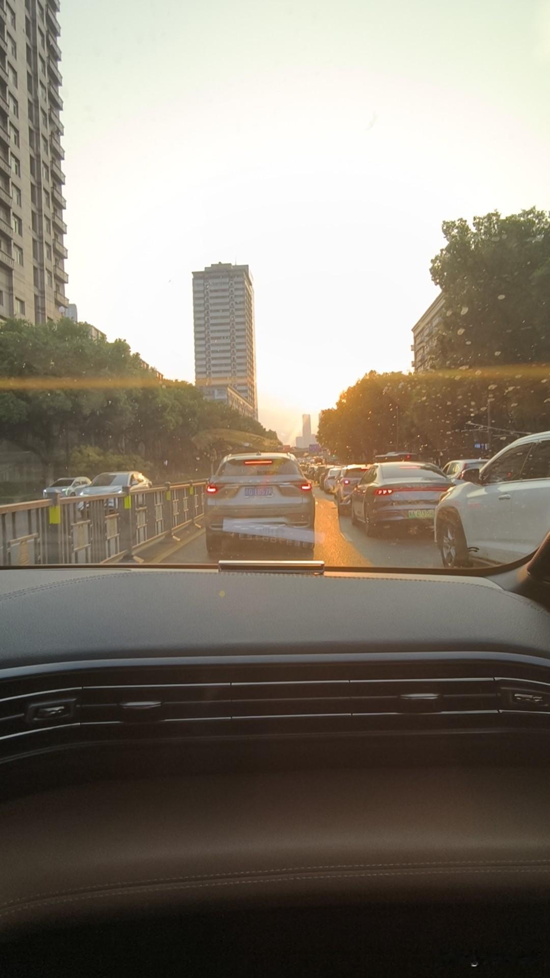 一个30多岁的女士问出租车司机：我有1000多万存款，一年还能收入八九十万，找个