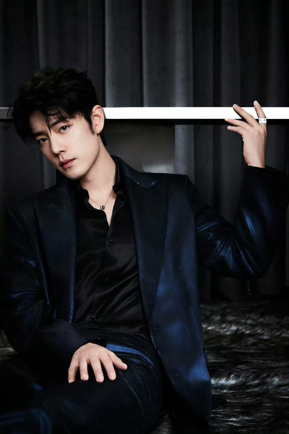 肖战第二套蓝色西装，此男就这样完美驾驭各种服装造型😼这就是熟男的魅力吗😻上台