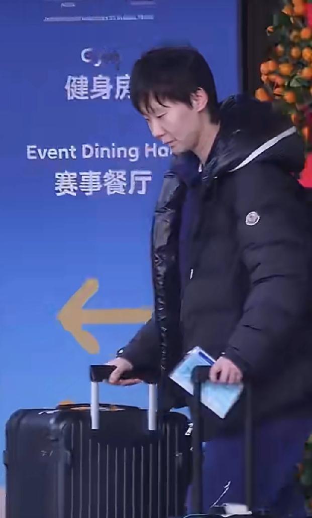 今天一大早就被喊起床出门赶行程回北京的王曼昱。明显可以看到王曼昱和徐奕两人脸上都