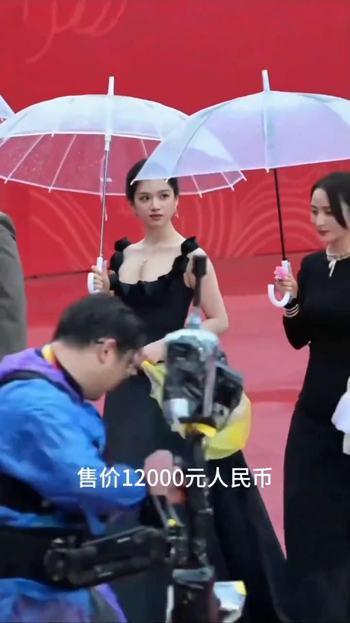特别警告!此视频已屏蔽凡人!这是什么奢侈品?这是巴黎世家的胶带手镯,售价288