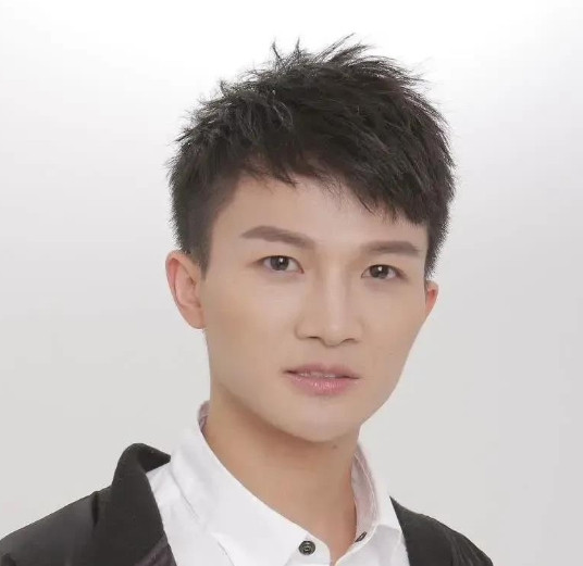 一次，主持人问周深:“你的择偶标准是什么？”周深不假思索的说:“对方的身高一定要