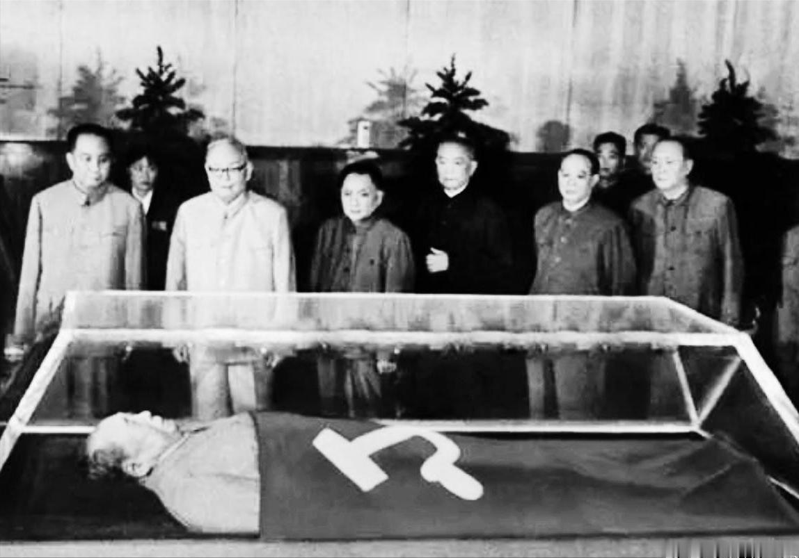 1976年，毛主席去世，当华国锋赶到中南海时，毛主席已无呼吸，情急之下，