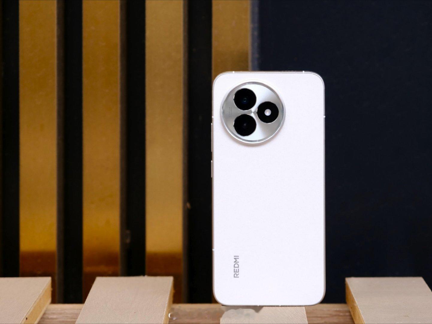 今天终于可以分享下这几天使用REDMIK80至尊版的一些感受了：「外观」：这