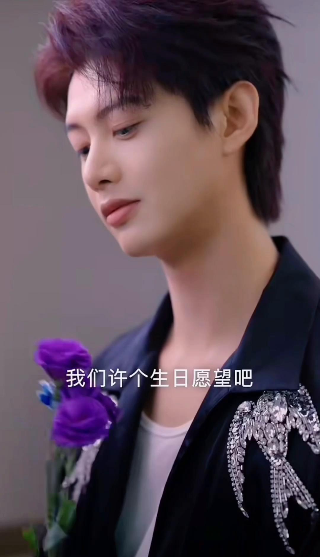 何健麒演的那角色，心里装着个人，等了三年没开口。阿尚在剧组拍完-last-场戏