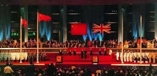 有一次，有记者问金一南：“为什么英国宁愿归还东方之珠－香港，却以损失6艘军舰、1