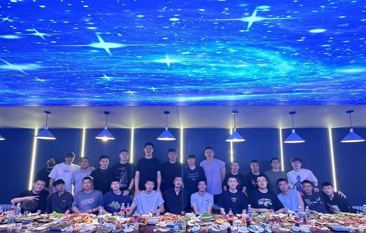 杨鸣重情重义！赵继伟晒出辽宁男篮“散伙饭”合影，并写到：珍惜眼前，活在当下！祝健