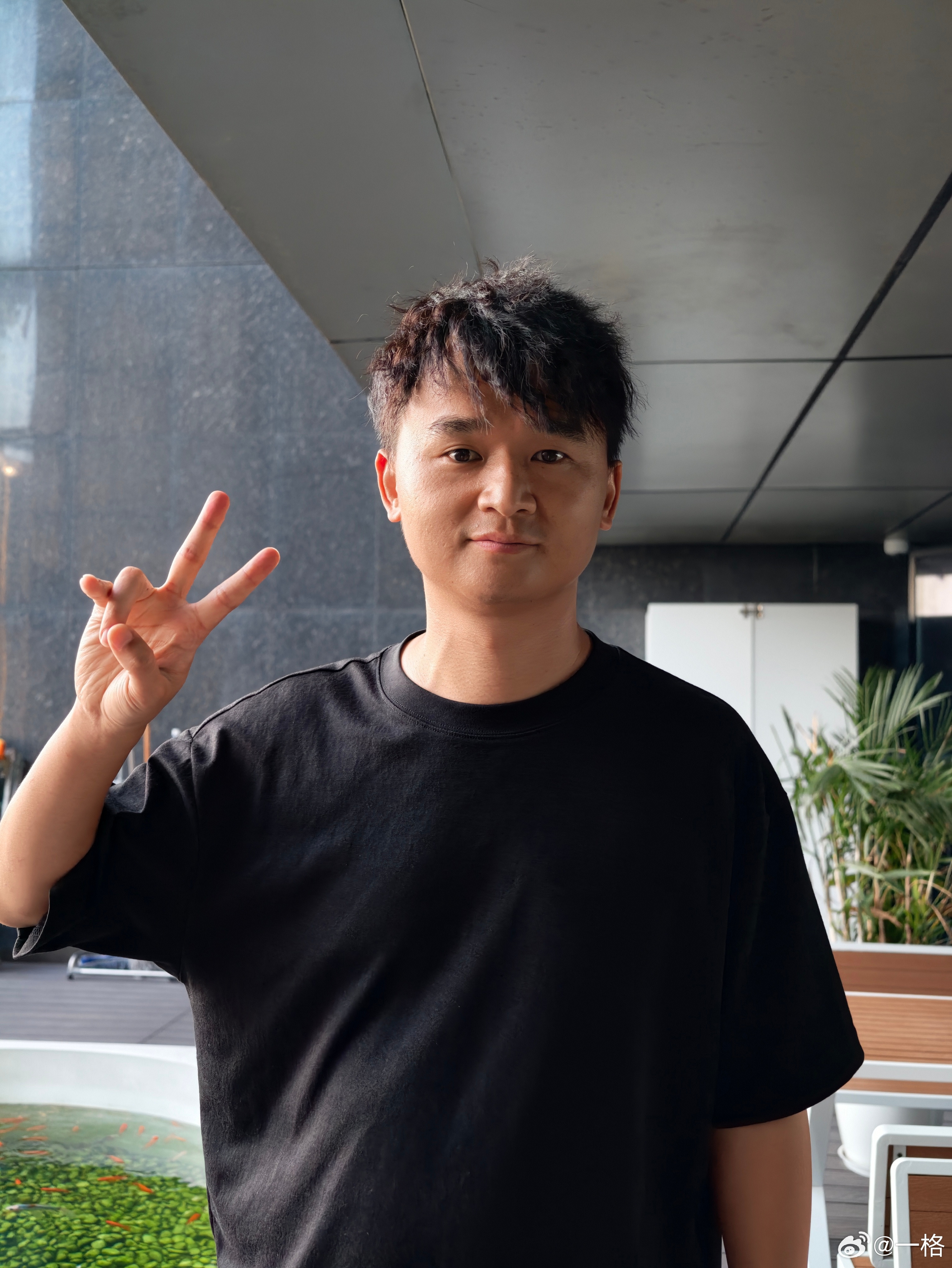 到公司了，他尊界车牌竟然是他名字，排面！​​​