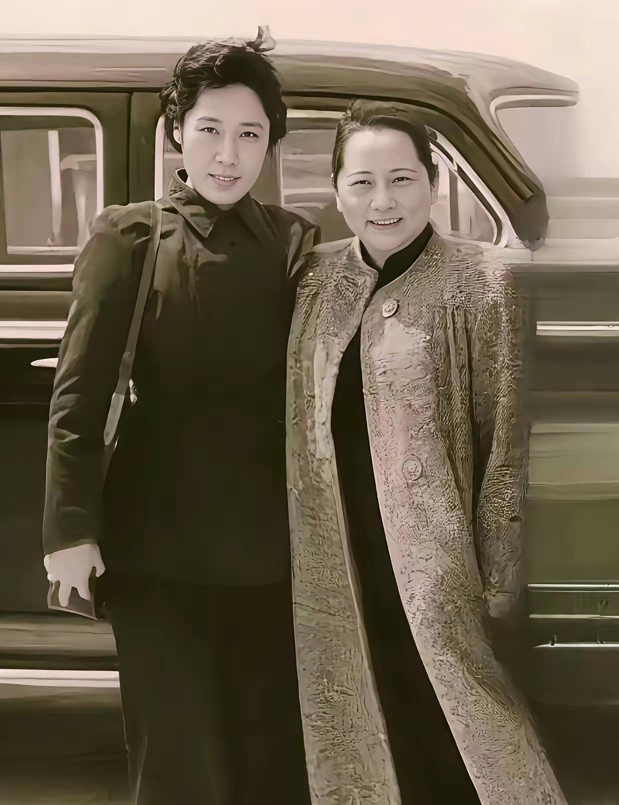 照片中这两位了不起的女性，一个是刘少奇的夫人王光美同志，一个是孙中山的夫人宋庆龄