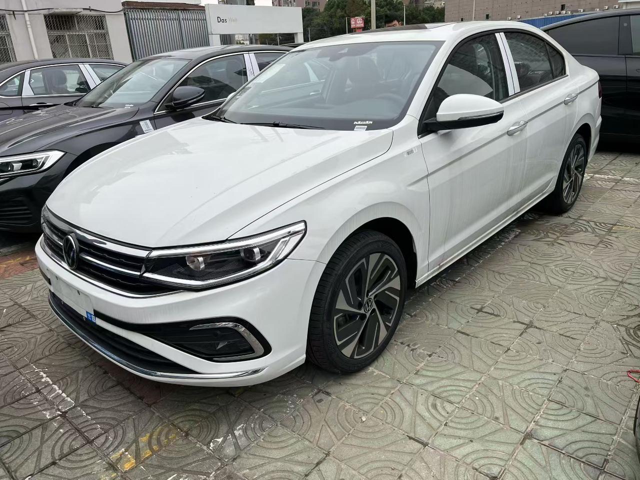 大众宝来的外观颜色也算比较经典了，当然了买宝来肯定是要选白色的，这个白色叫做珍珠