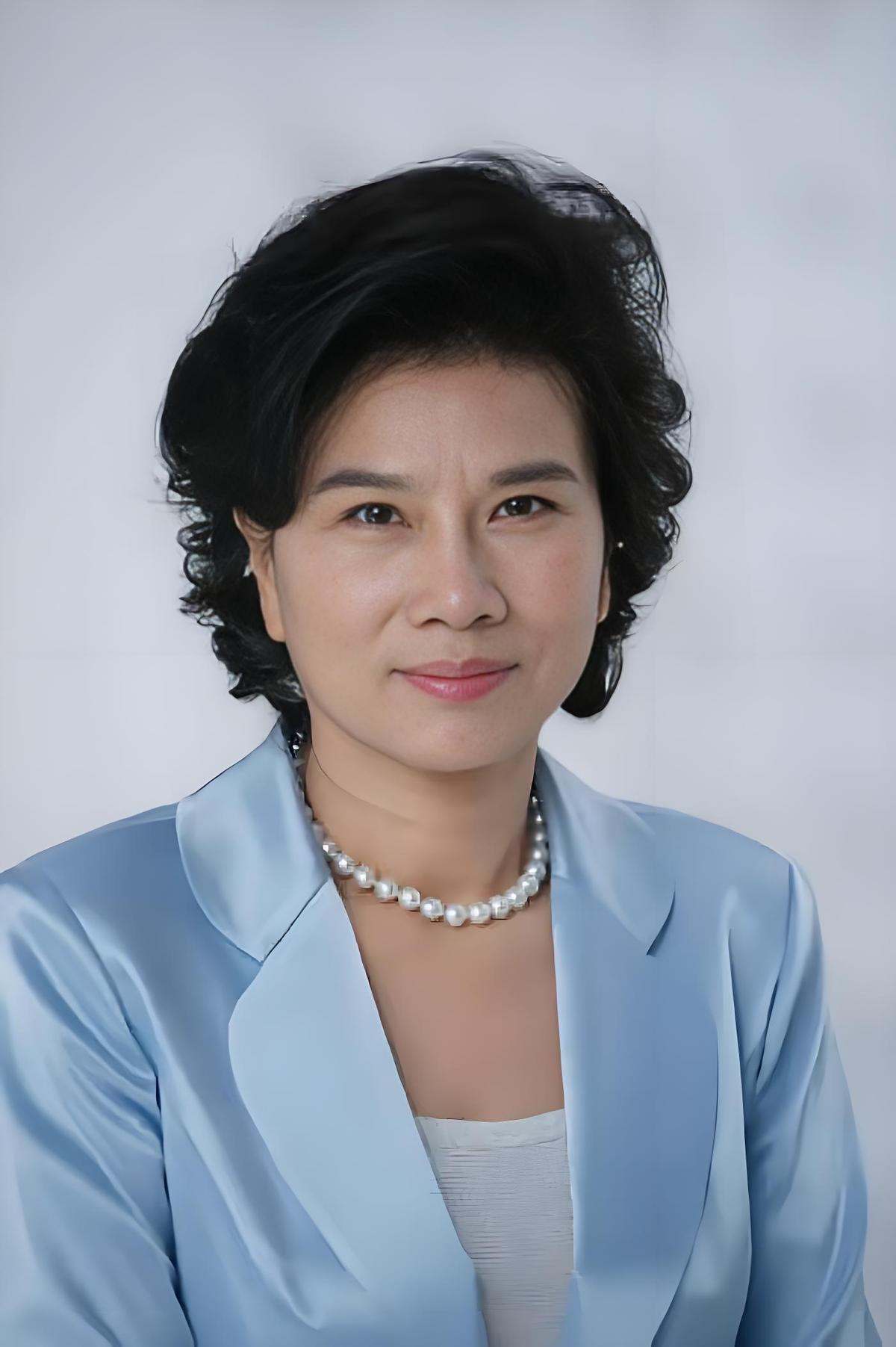 2014年，董明珠当上格力的董事长后，第一件事就是把代言人成龙换掉，记者问: