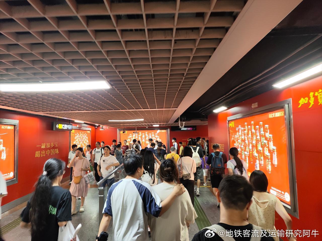 广州地铁网友：2026年8月15日（周六，广州多云转阴，有雷阵雨，26-34℃）