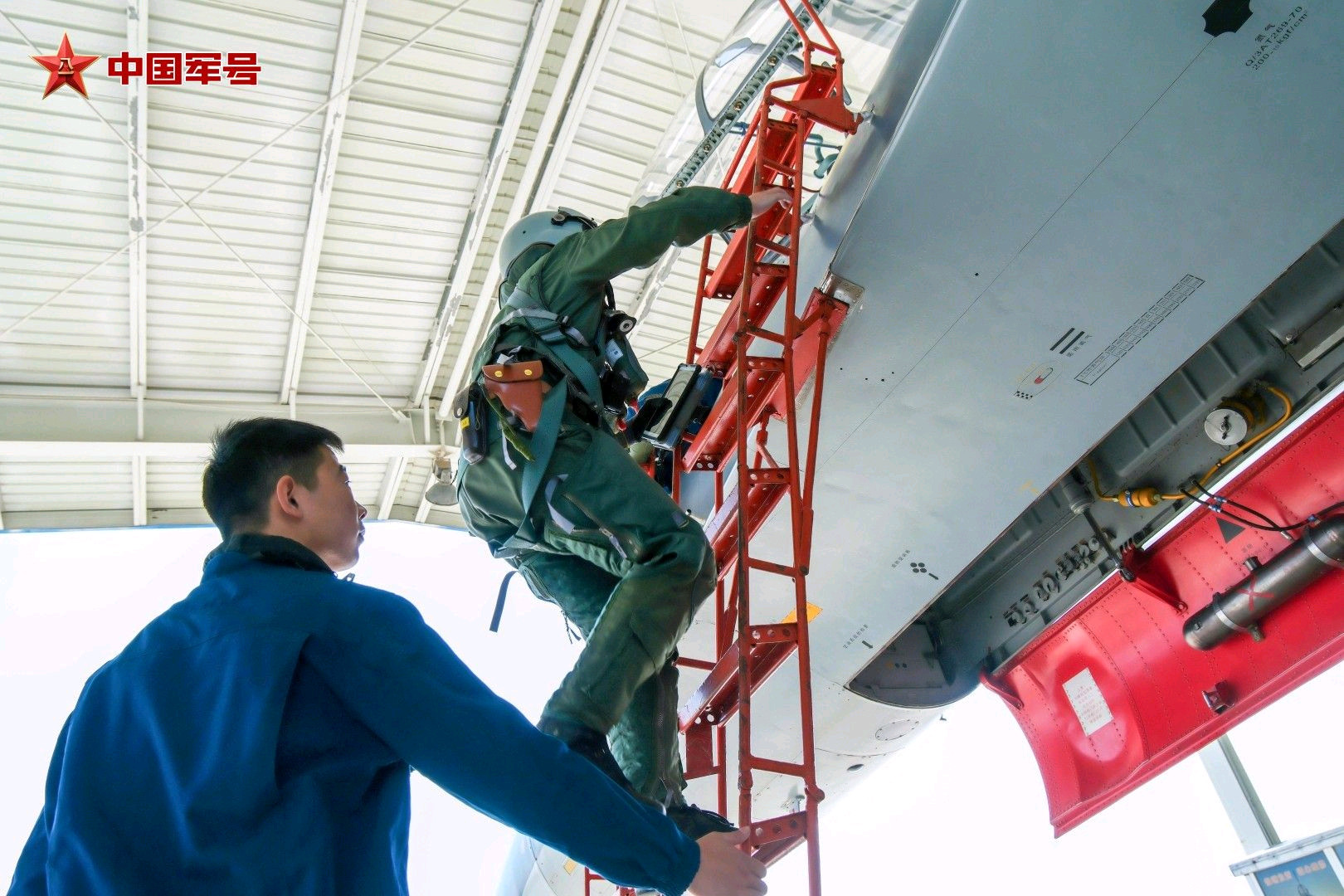 忠诚善战，气霸海空东海方向的“海空雄鹰”苏-30挂载鹰击-91、R-73/77、