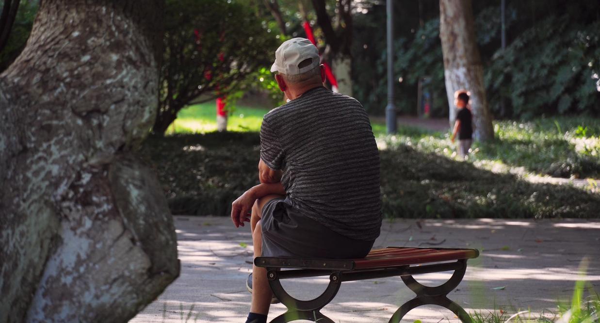 一位老媒婆唏嘘:“现在的行情就是，女的嫌男的穷，男的嫌女的老。到最后呢，白菜烂