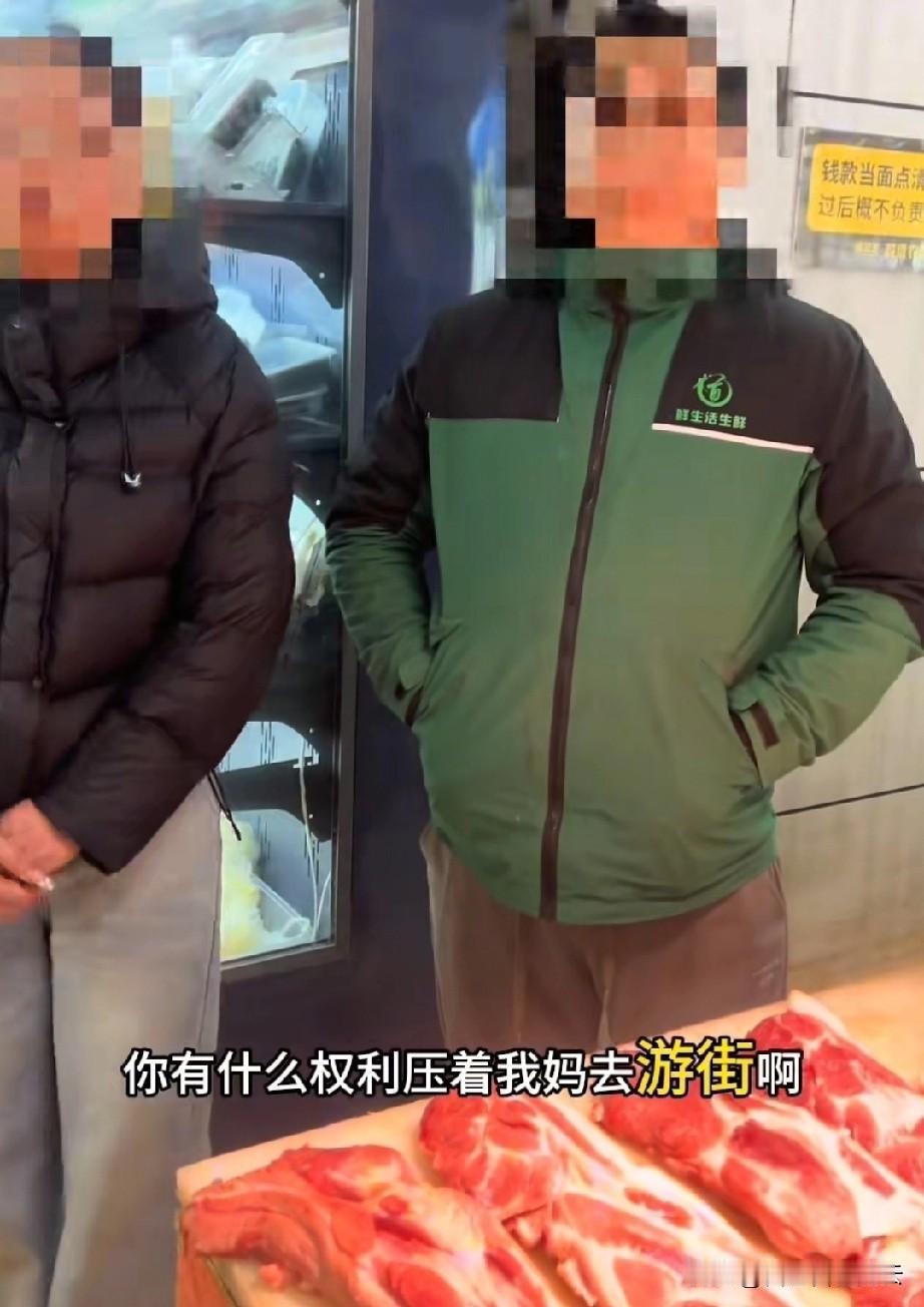 太侮辱人了。一男子说，他母亲去家附近的一个小超市买东西，买完后忘了付钱就往外走。