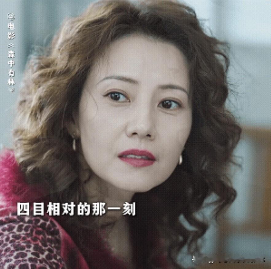 女神老了，没有滤镜和美颜的镜头也是有点扛不住了，脸上的法令纹比较深，有眼袋，皮肤