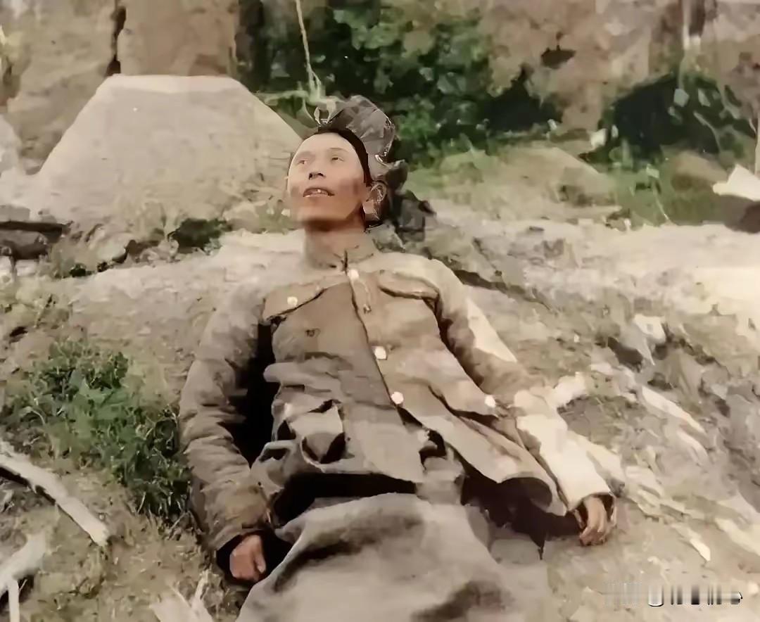 一张悲凉的战场遗照！兵败无人救援，国军嫡系中将最终饮弹自尽1946年，戴之