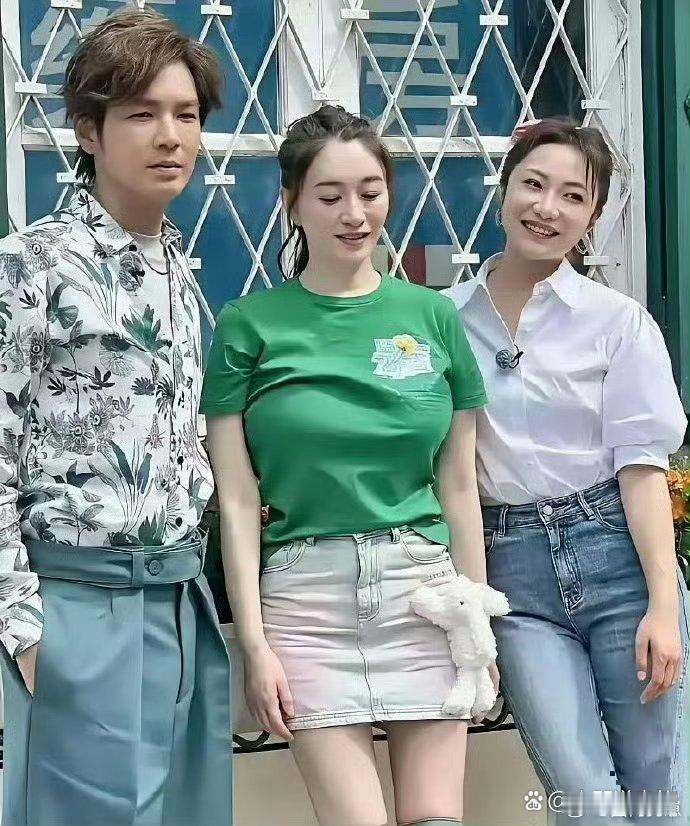 李小冉生图状态绝了，颜值身段在线，难怪富豪苦追多年