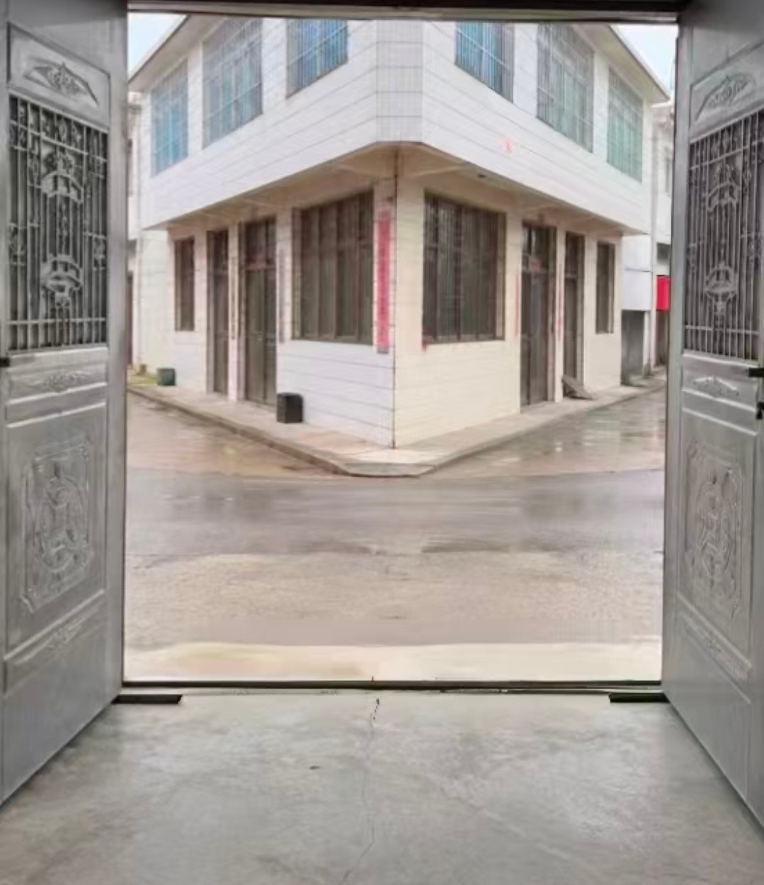 买房租房注意：1，从外来看，观察房子周围的河流和道路，如果弯弓环抱房子，即为吉。如果有河流或道路的弯