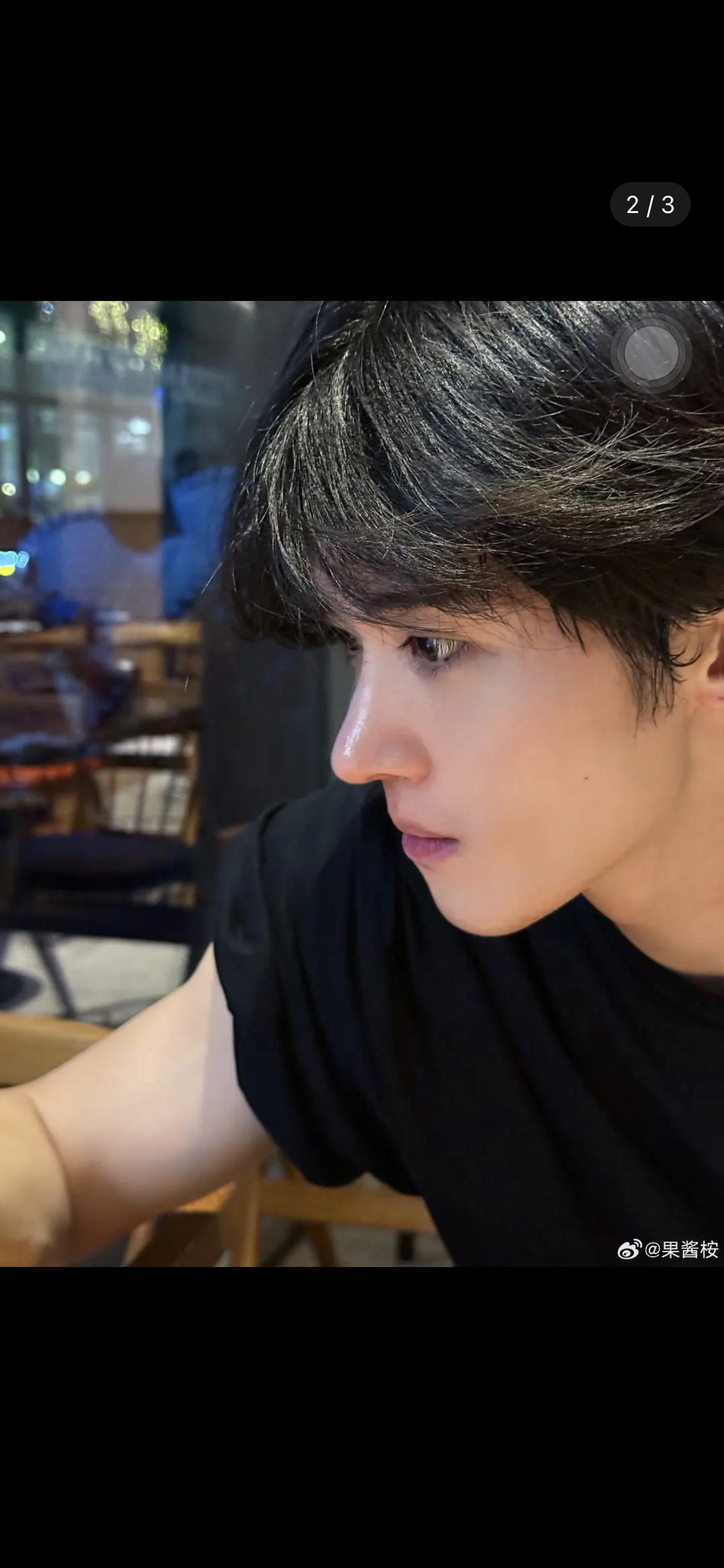 闫桉的鼻子看起来很奇怪吗