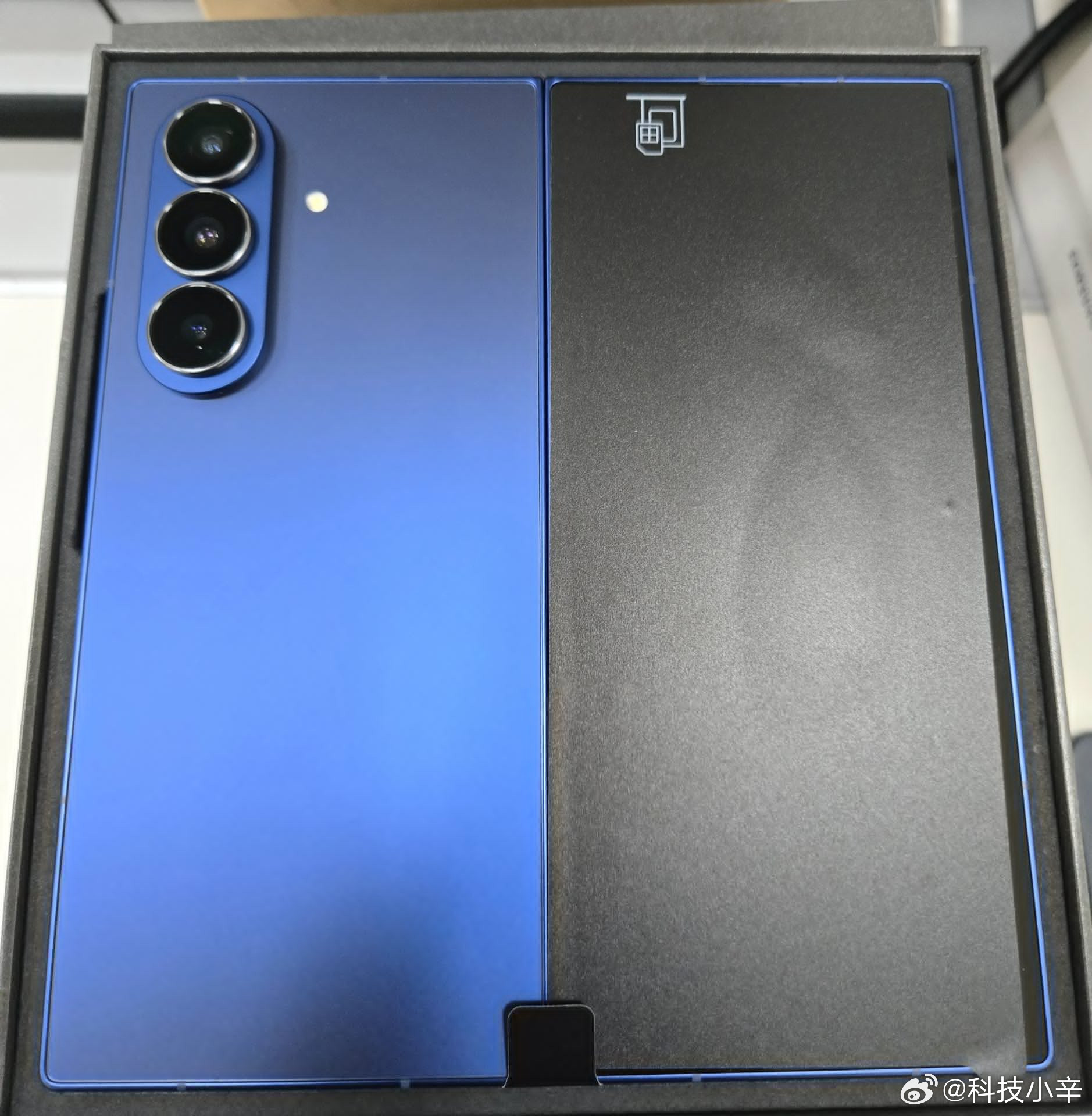 国外有人发了三星GalaxyZFold7的真机照片，看着也超薄，整体尺